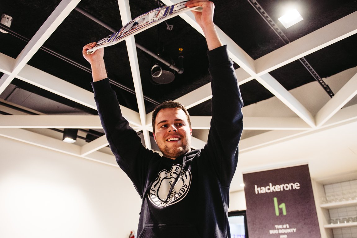 André Baptista (0xACB) proudly holds up the H1-202 MVH championship belt