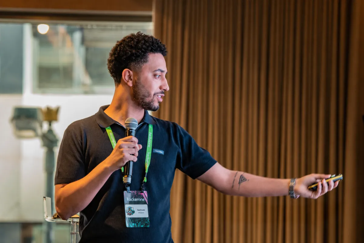 Hacktus showing his findings during a live hacking event